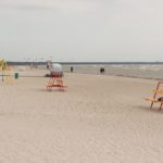 Kinderfreundlicher Strand in Pärnu im Baltikum mit Kind
