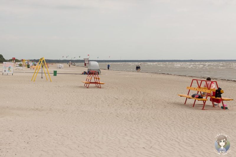Kinderfreundlicher Strand in Pärnu im Baltikum mit Kind