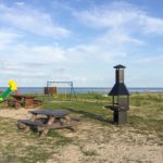 Schöner Picknickplatz in Kolkja am Peipusee im Baltikum mit Kind