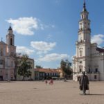 Der Rathausplatz von Kaunas im Baltikum mit Kind