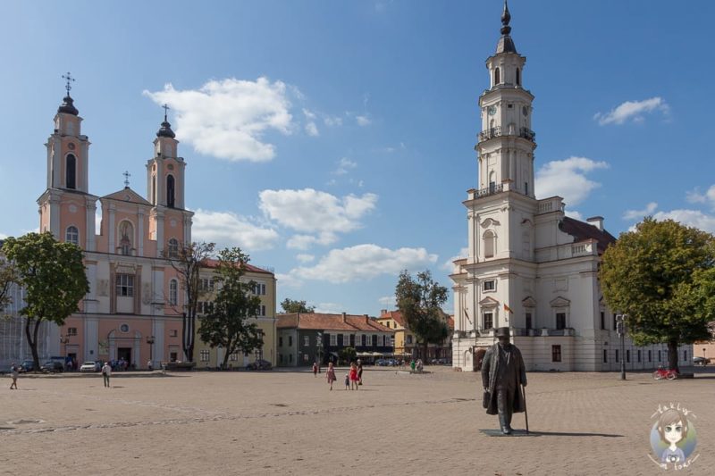 Der Rathausplatz von Kaunas im Baltikum mit Kind
