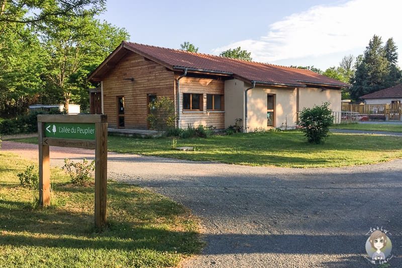 Gepflegtes Sanitärgebäude vom Camping de l'Aix