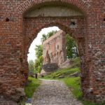 Tor zum Schloss von Felin im Baltikum mit Kind