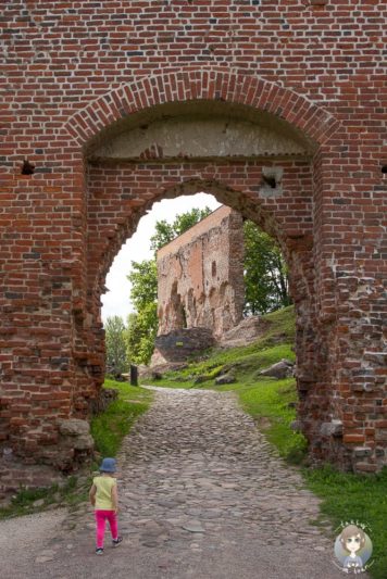 Tor zum Schloss von Felin im Baltikum mit Kind