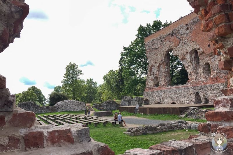 Das ehemalige Schloss von Viljandi im Baltikum mit Kind