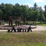 Spielplatz auf dem Weg zum Meer in Ventspils, Baltikum mit Kind