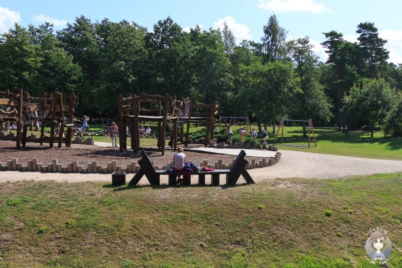 Spielplatz auf dem Weg zum Meer in Ventspils, Baltikum mit Kind