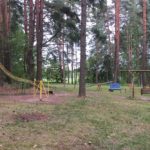 Spielplatz vom Ezerpriedes Kempings im Baltikum mit Kind