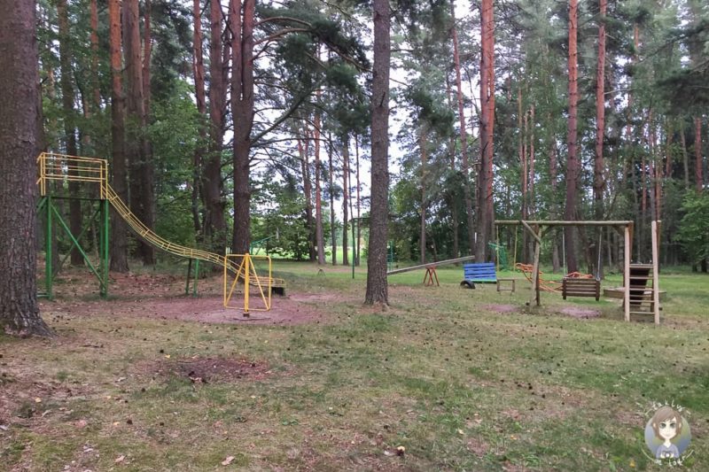 Spielplatz vom Ezerpriedes Kempings im Baltikum mit Kind