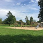 Spielplatz oberhalb der Venta im Baltikum mit Kind