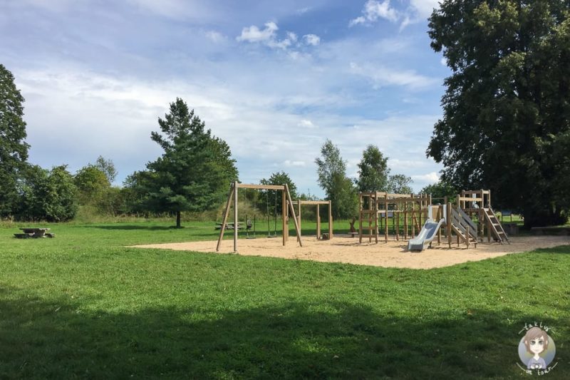 Spielplatz oberhalb der Venta im Baltikum mit Kind