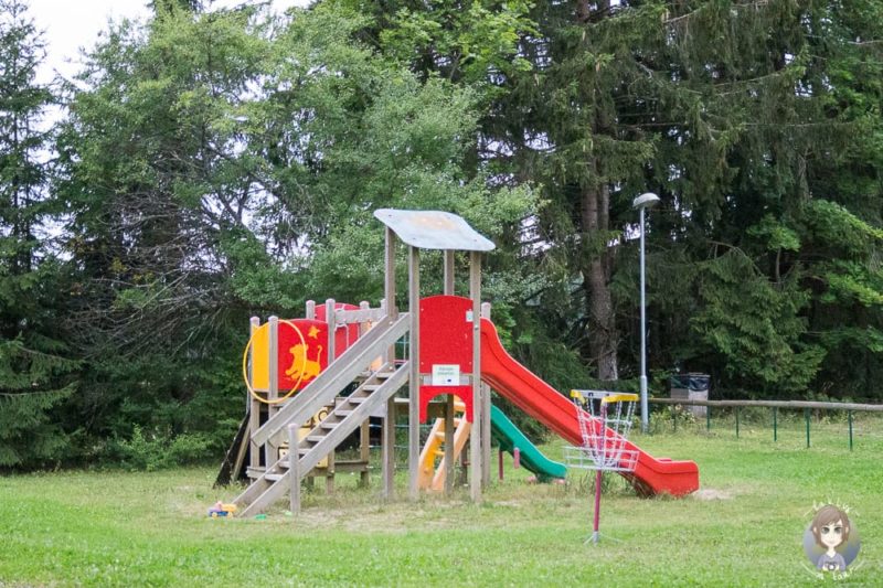 Kleiner Spielplatz auf dem Soomaa Camping im Baltikum mit Kind
