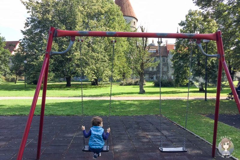 Auf dem Spielplatz an der Stadtmauer in Tallinn im Baltikum mit Kind