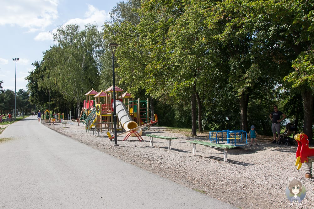 Mit Kind im Baltikum auf einem Spielplatz in Kaunas