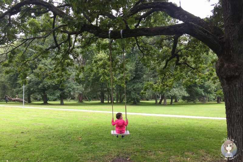 Schaukel im Stadtpark von Pärnu im Baltikum mit Kind
