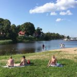 Am Stadtstrand von Riga im Baltikum mit Kind
