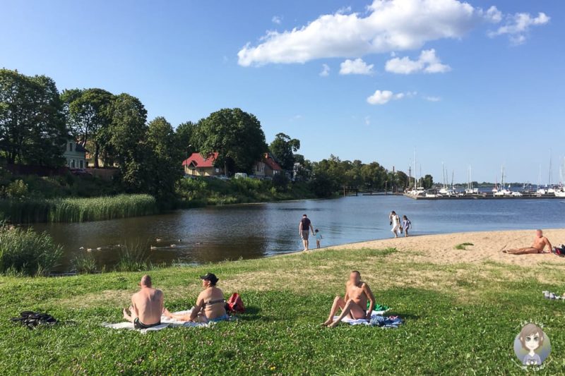 Am Stadtstrand von Riga im Baltikum mit Kind