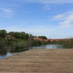 Im Baltikum mit Kind auf Steg zum Picknicken in Kuldiga