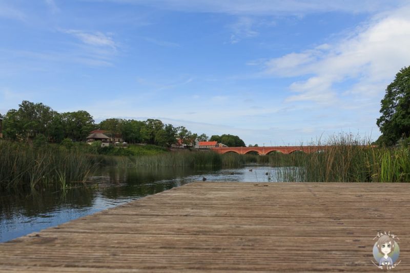 Im Baltikum mit Kind auf Steg zum Picknicken in Kuldiga