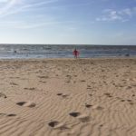 Am Strand am RMK Lemme im Baltikum mit Kind