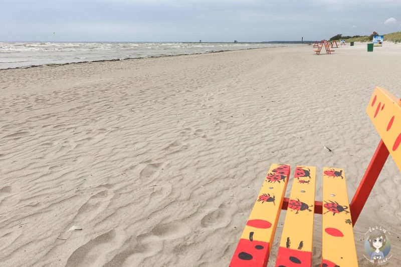 Am Strand von Pärnu im Baltikum mit Kind in Estland