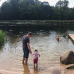 Kleiner Strand an der Venta in Kuldiga mit Kind in lettland