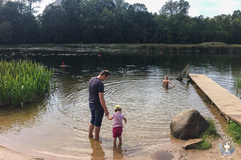 Kleiner Strand an der Venta in Kuldiga mit Kind in lettland