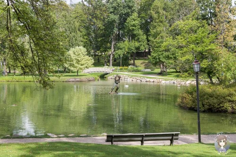 Baltikum mit Kind im Stadtpark von Cesis