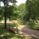Spielplatz im Toomemägi Park Tartu im Baltikum mit Kind