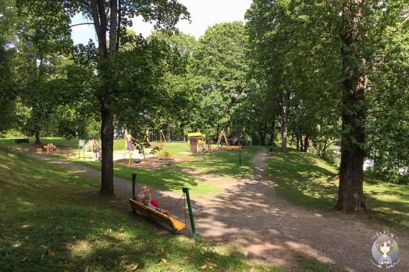 Spielplatz im Toomemägi Park Tartu im Baltikum mit Kind