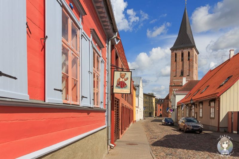 Spielzeugmuseum in Tartu im Baltikum mit Kind