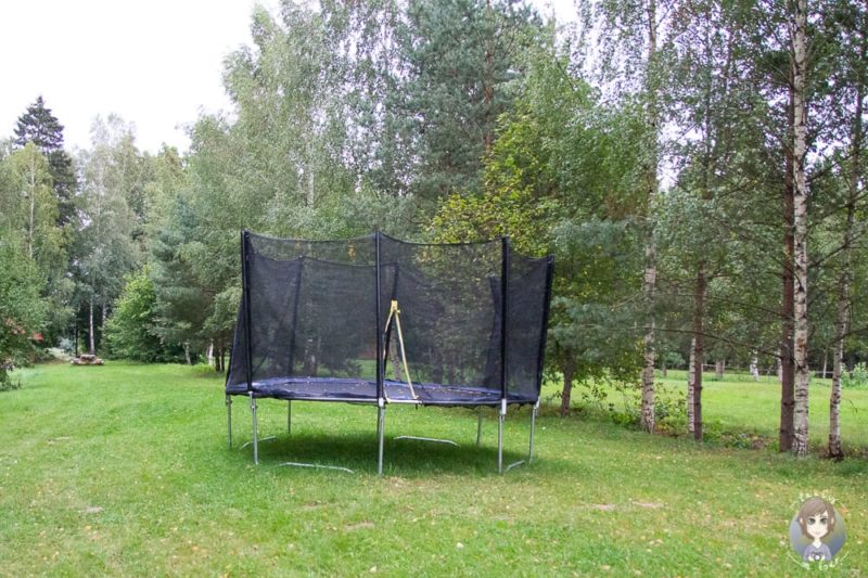 Trampolin im Soomaa Watercamp im Baltikum mit Kind