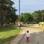 Spielplatz auf dem Campingplatz in Ventspils im Baltikum mit Kind