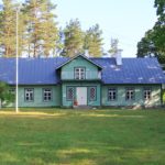 Das Visitorcenter im Lahemaa Nationalpark im Baltikum mit Kind