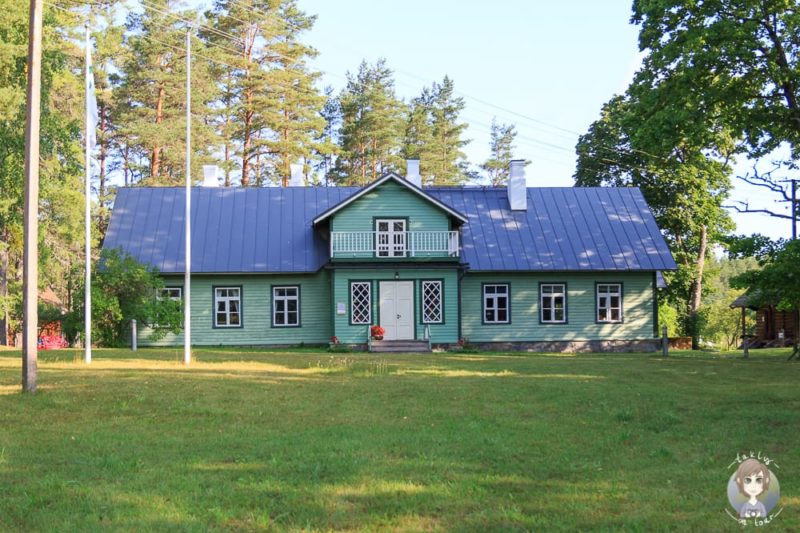 Das Visitorcenter im Lahemaa Nationalpark im Baltikum mit Kind