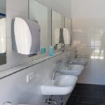 Saubere Einrichtungen im Sanitärgebäude vom AquaMagis Stellplatz