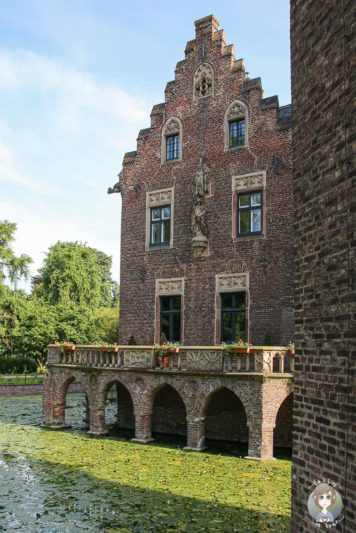 Blick auf das Wasserschloss Paffendorf