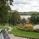 Treppe als Fussweg zum Viljandi See im Baltikum mit Kind