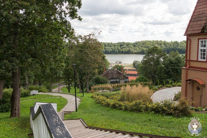 Treppe als Fussweg zum Viljandi See im Baltikum mit Kind
