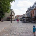 Autofreie Innenstadt in Kaunas im Baltikum mit Kind