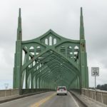 Fahrt über die McCullough Memorial Bridge in North Bend