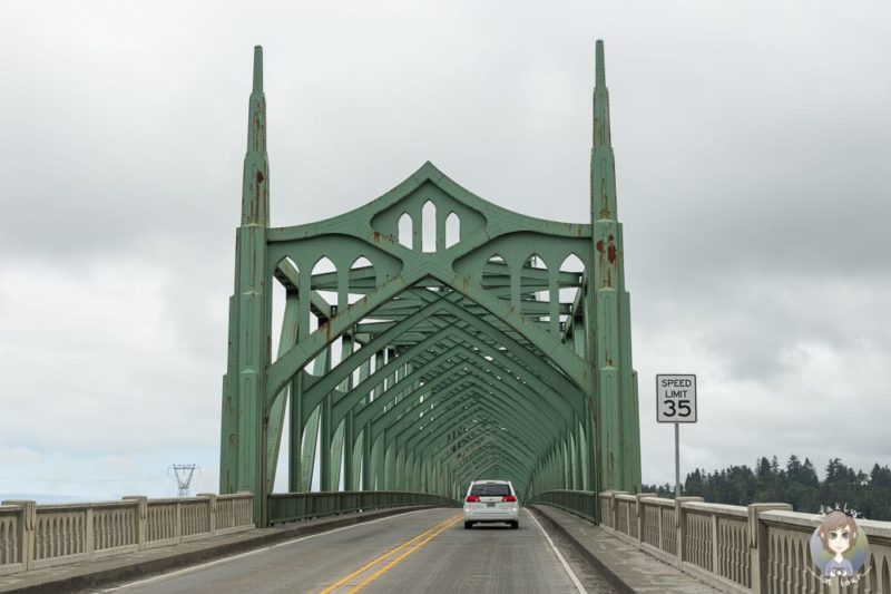 Fahrt über die McCullough Memorial Bridge in North Bend