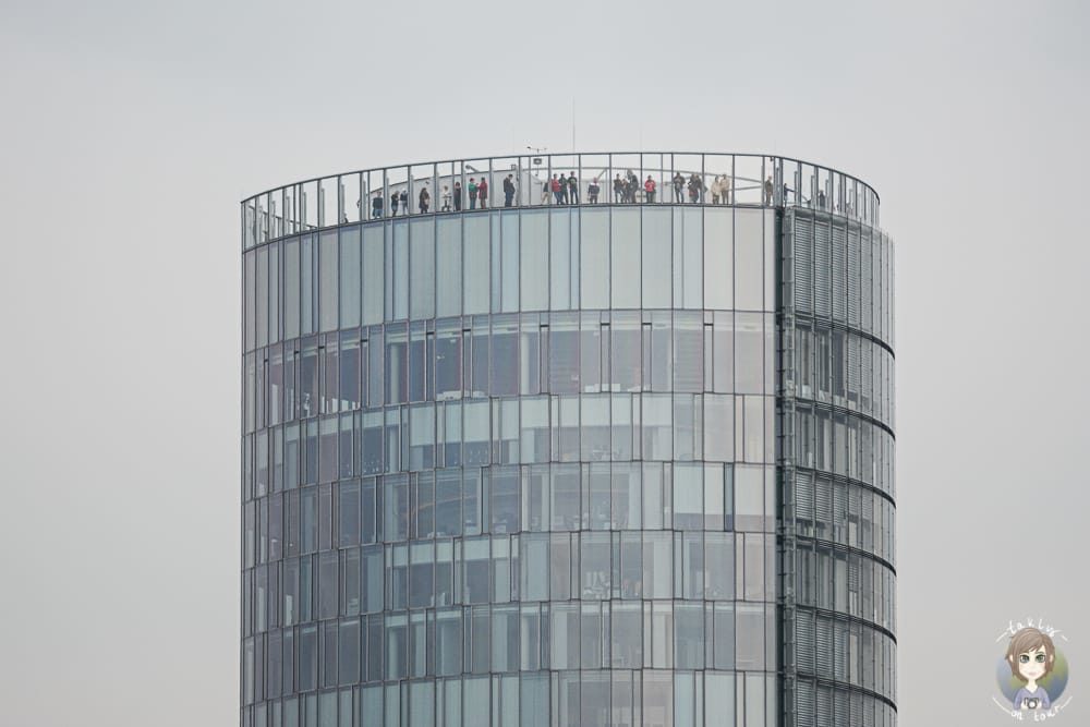 Besucher auf dem LVR Turm der Aussichtsplattform Köln