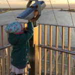 Mit Kind auf der Aussichtsplattform Sail City Bremerhaven Sehenswürdigkeiten