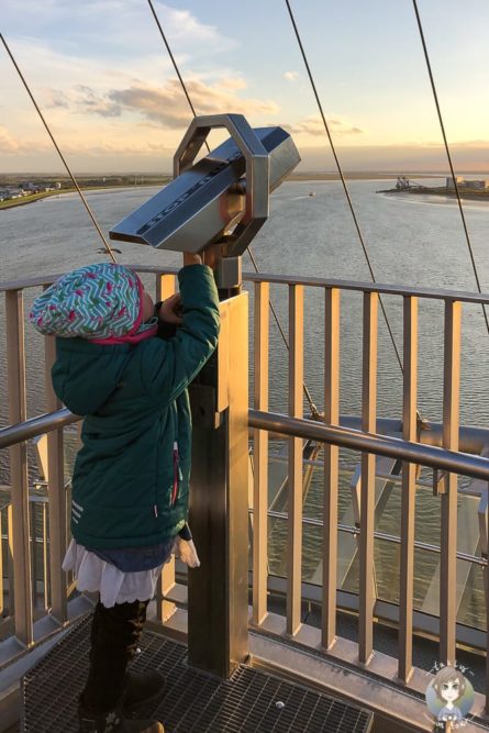 Mit Kind auf der Aussichtsplattform Sail City Bremerhaven Sehenswürdigkeiten