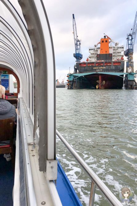Einblick in den Hafen auf einer Haferundfahrt in Bremerhavens Sehenswürdigkeiten