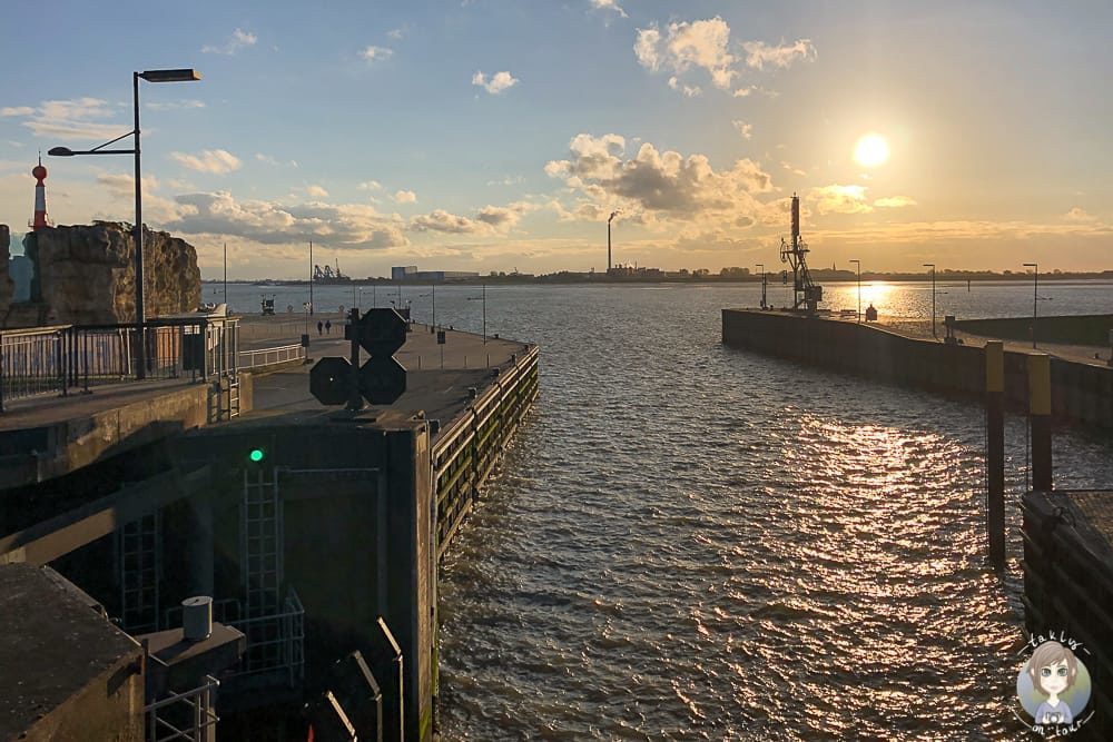 Die Neuer Hafen Schleuse eine der Bremerhaven Sehenswürdigkeiten