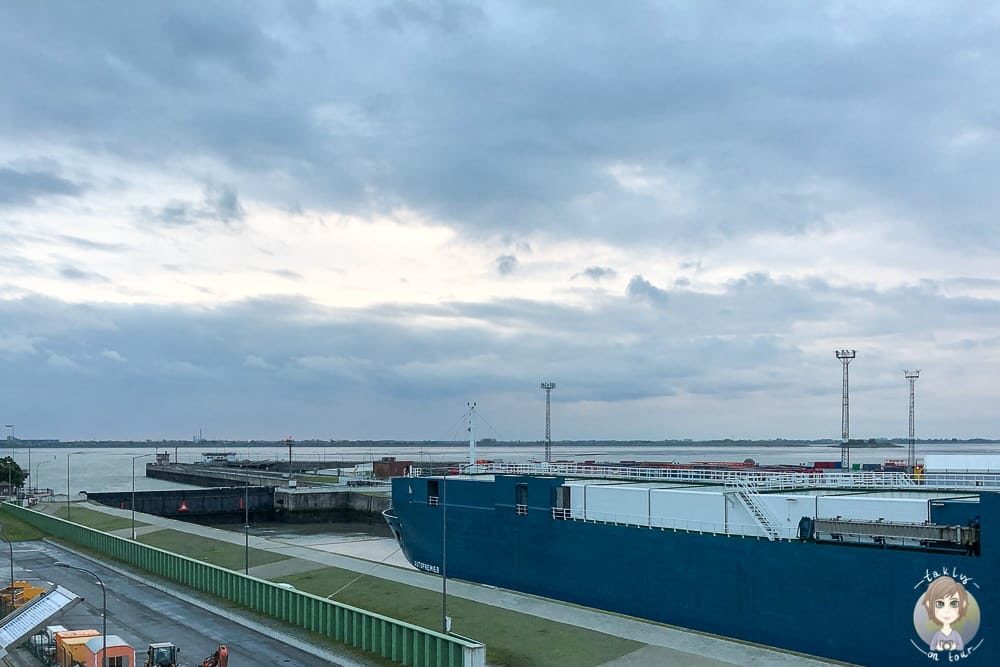 Blick auf die Nordschleuse im Überseehafen einer der Bremerhaven Sehenswürdigkeiten