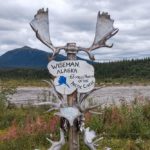 Das Dalton Highway Schild in Wiseman Alaska