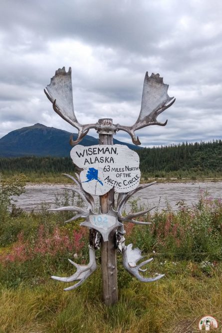 Das Dalton Highway Schild in Wiseman Alaska